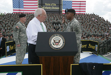 Le vice-président Dick Cheney lors d'une cérémonie militaire à Fort Stewart, le 21 juillet 2006. MM. Bush et Cheney ont annoncé que la guerre contre le terrorisme durera des générations. Comment le savaient-ils ? Que préparaient-ils ?