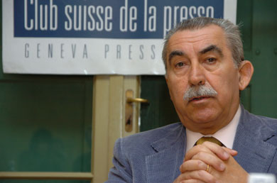 Le journaliste et homme politique européen Giulietto Chiesa lors d'une conférence au Club de la presse de Genève.